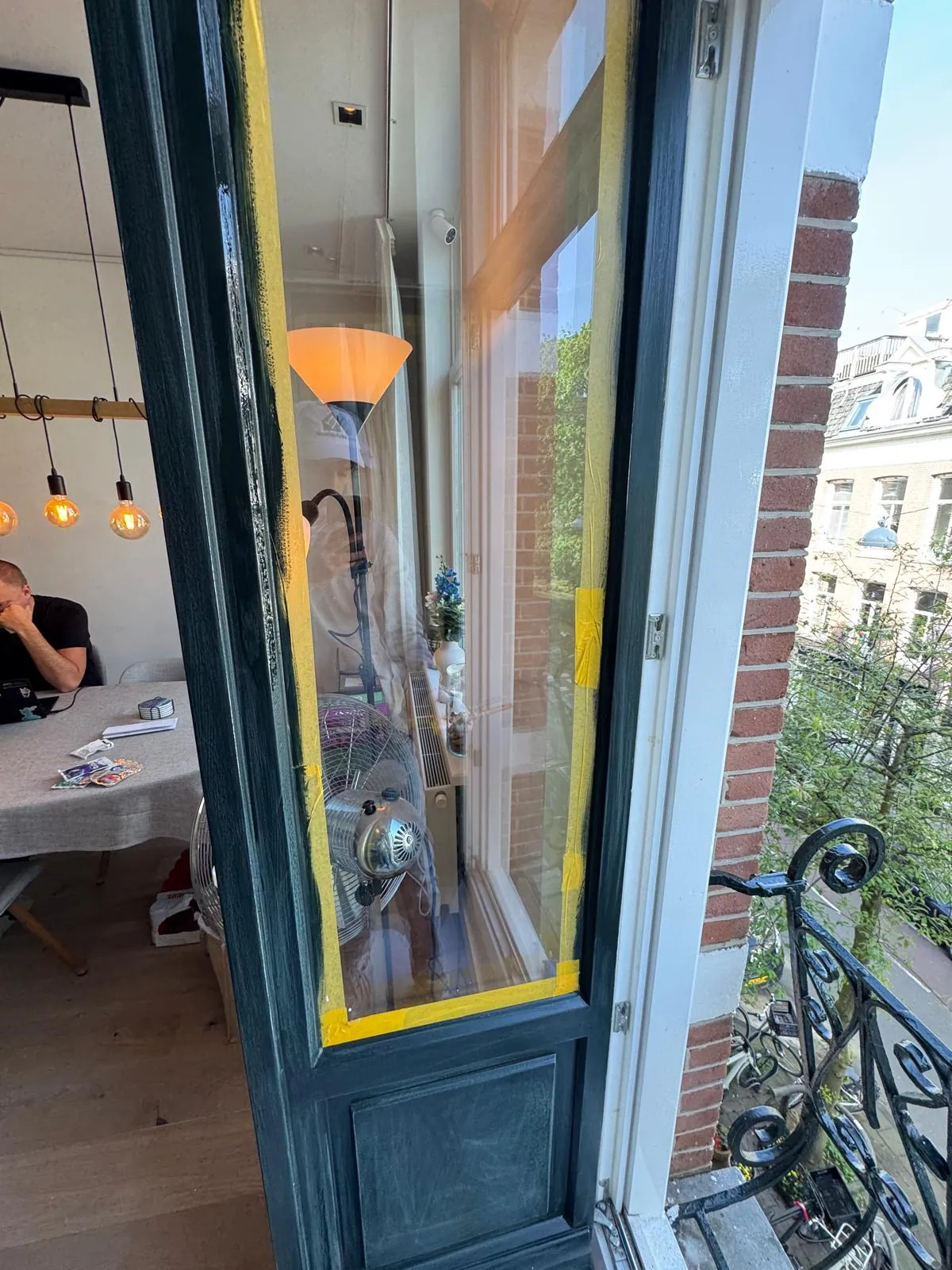 Roestvorming op een stalen kozijn van een vooroorlogs pand