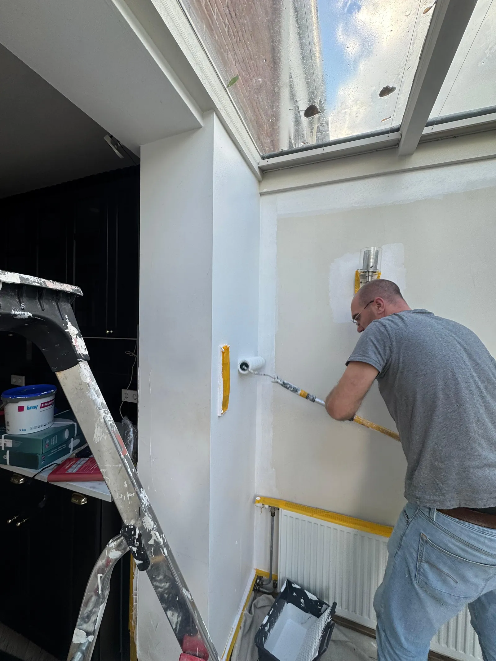 Strak geschilderde muren en plafond in een woonkamer