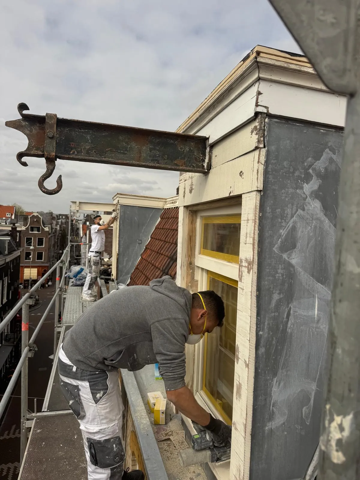 Buitenschilderwerk van houten kozijnen aan een woning