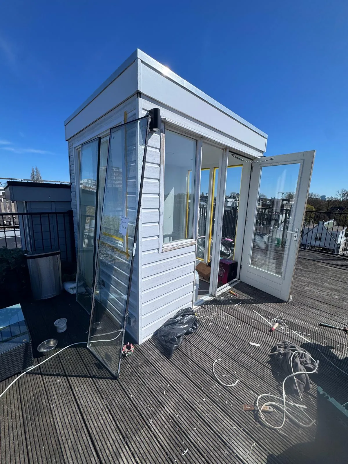 Geschilderde boeidelen en dakkapel van een woning
