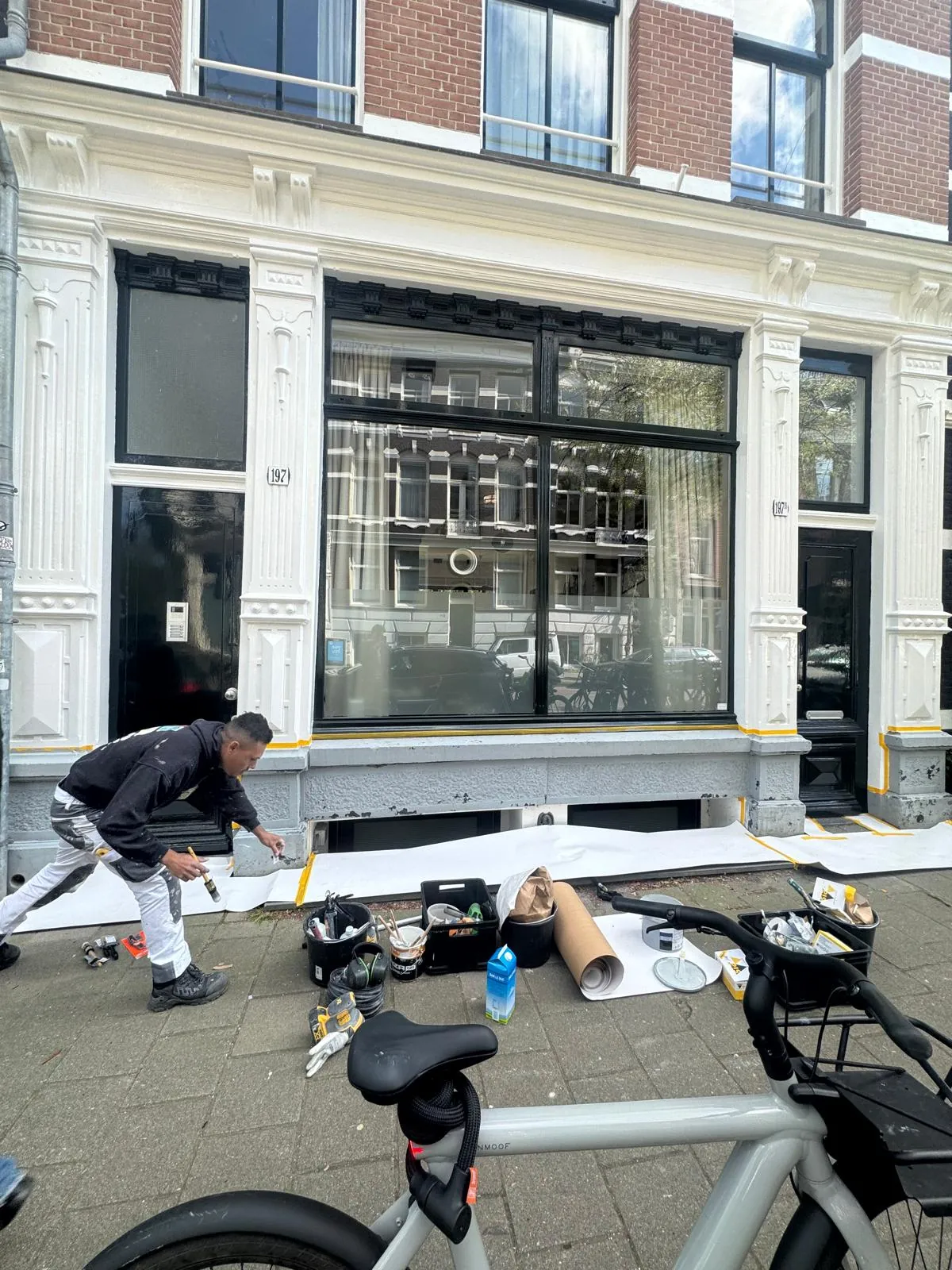 Buitenschilderwerk aan de gevel van een bedrijfspand