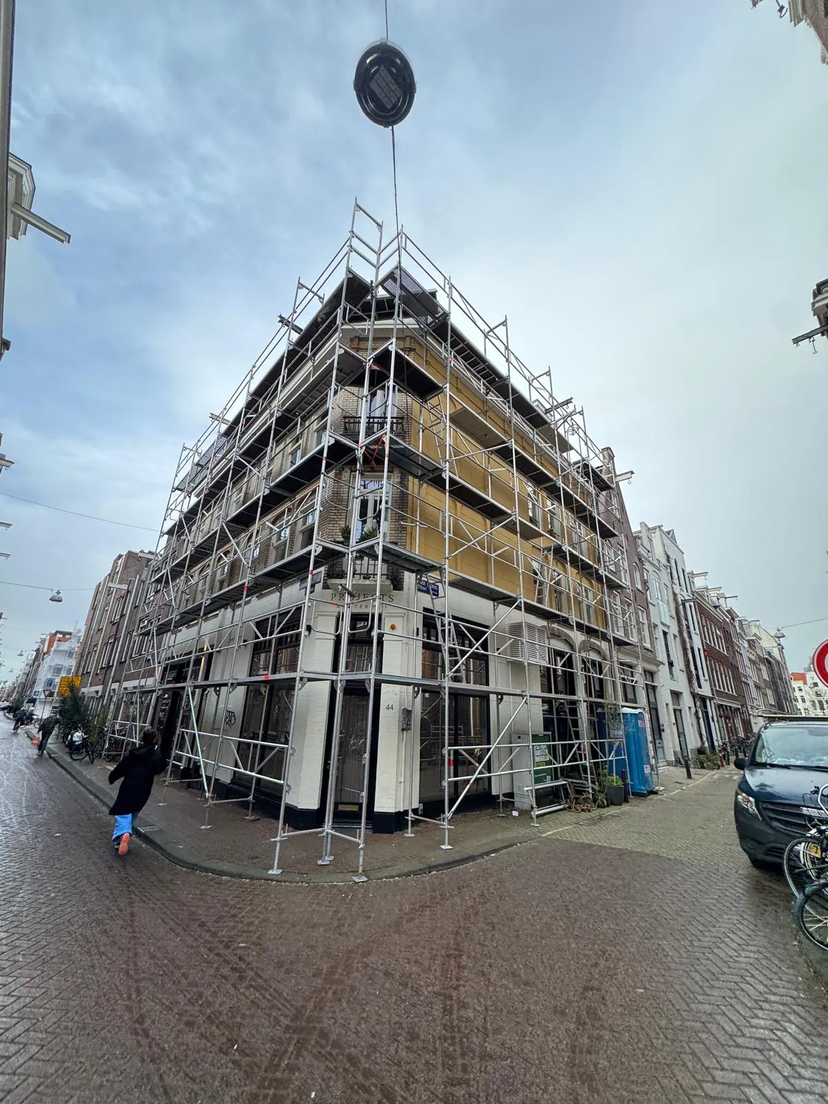 Schilderonderhoud aan de galerij van een appartementencomplex